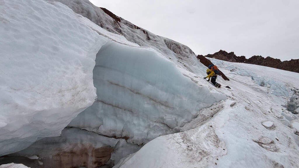 Florida man injured climbing California's Mount Shasta rescued after 2 nights in freezing temps — CBS Bay Area (KPIX), Seoul Health news